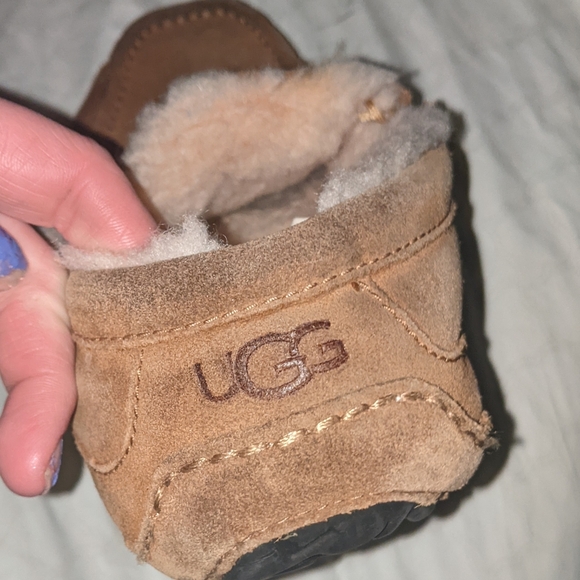 Women Size 8 UGG Brown Suede Moccasin Slippers - Picture 2 of 4
